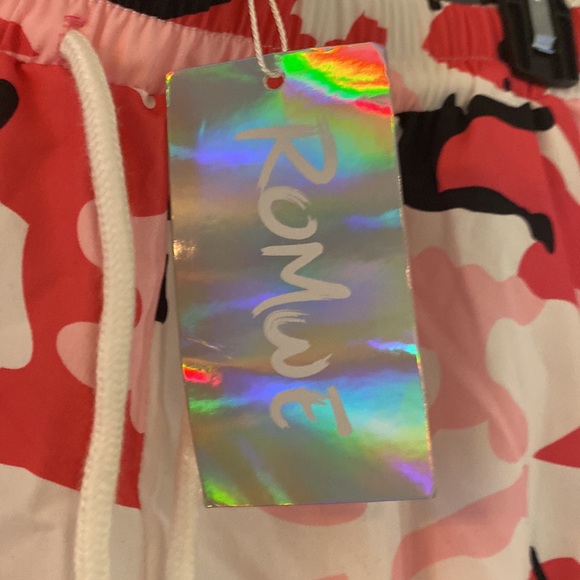 ✨NWT ROMWE Pink Unisex Cargo Pants! ✨ - Picture 4 of 5